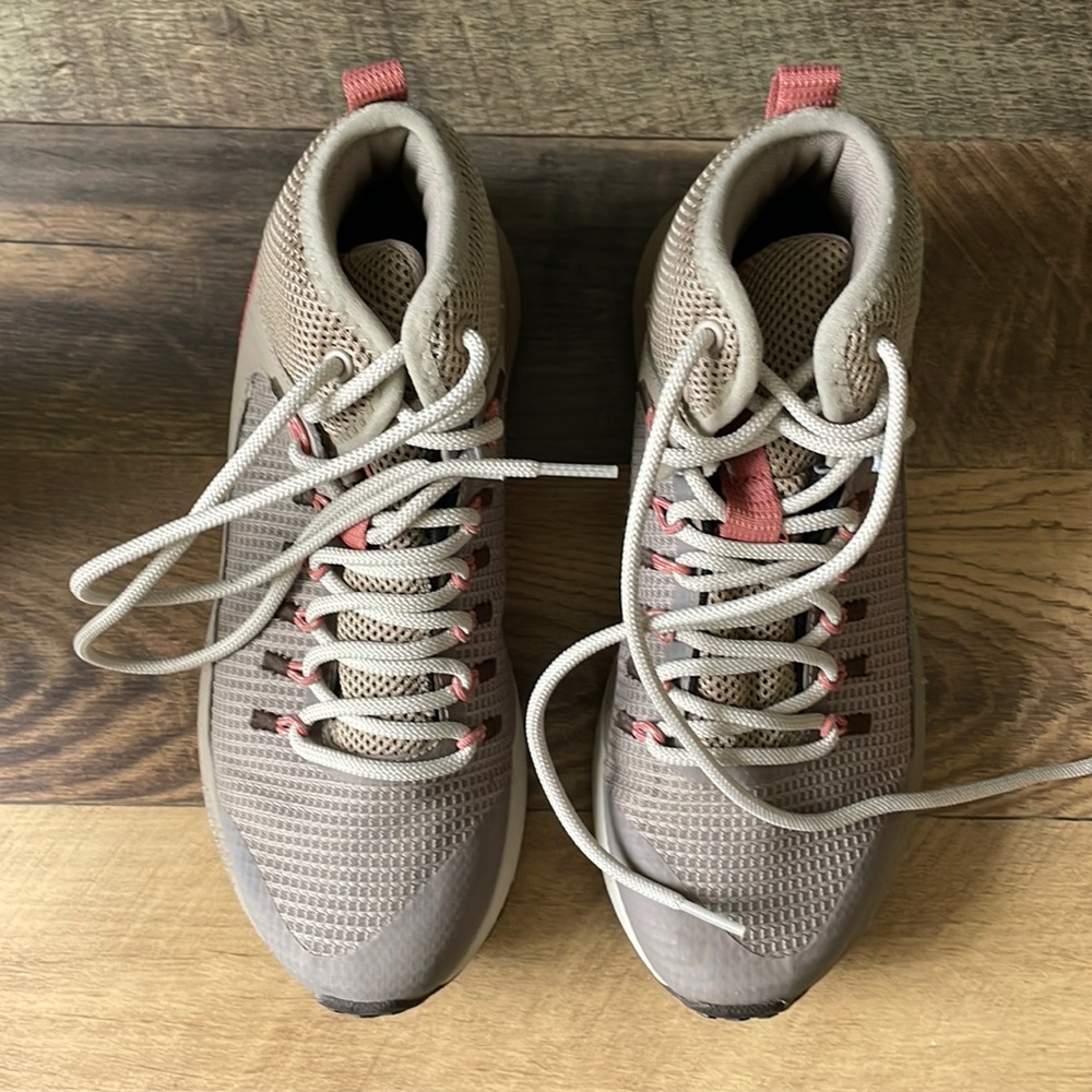 Columbia hiking shoes size 7
